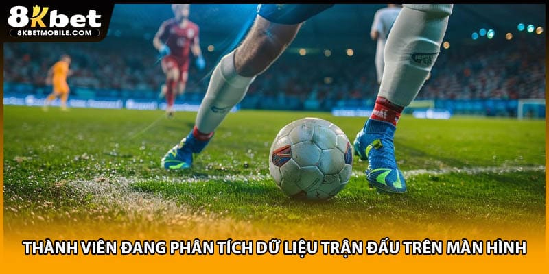 Thành viên đang phân tích dữ liệu trận đấu trên màn hình